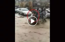 ویدیو/ بیرون کردن جسد یک کودک جان باخته در سیلاب های کابل