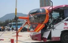 تصاویر/ برخورد وحشتناک چرخبال با یک بس در هانگ کانگ