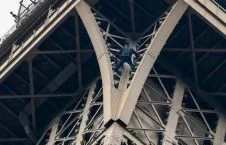 تصاویر/ مردی که به مصاف برج ایفل رفت
