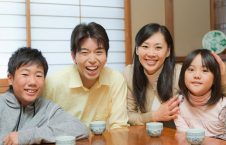جاپان خانواده 226x145 - راه حل عجیب مردم جاپان برای فرار از تنهایی
