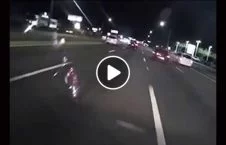 ویدیو/ سرنگونی موترسایکل سوار پس از سبقت گرفتن از پولیس