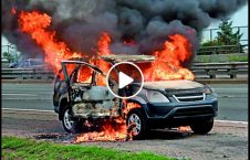 نجات راننده زن موتر آتش 226x145 - ویدیو/ نجات راننده زن از داخل موتر آتش گرفته