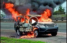 ویدیو/ نجات راننده زن از داخل موتر آتش گرفته
