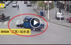 ویدیو راننده تصادف فرار 226x145 - ویدیو/ عاقبت راننده ای که پس از تصادف فرار کرد