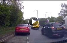 ویدیو/ اقدام خطرناک راننده بریتانیایی در تعقیب موتر امبولانس