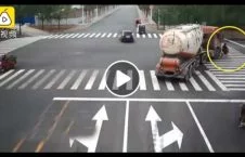 ویدیو/ لحظه عبور لاری از روی زن موترسایکل سوار در چین