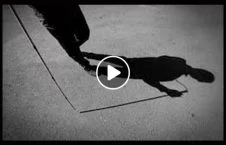 ویدیو/ لحظه ای دردناک از سقوط مرد نابینا