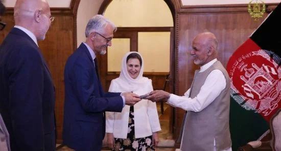 اعطای تابعیت افتخاری افغانستان به رییس بخش فزیوتراپی صلیب سرخ