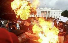 تصویر/ معترضان بیرق امریکا را مقابل ارگ سفید آتش زدند
