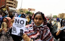 سودان1 226x145 - تصاویر/ صحنه هایی از مظاهره هزاران سودانی