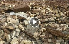 ویدیو/ ریزش دیوار یک خانه روی موتر سواری در هند
