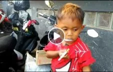 ویدیو/ پدری که از سگرت کشیدن طفلش لذت می برد!