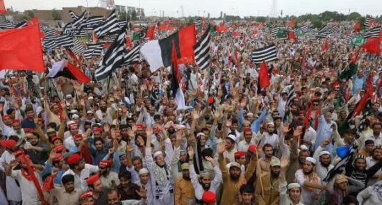 برپایی تظاهرات علیه عمران خان در پاکستان