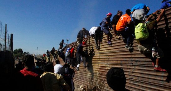 پناهجویان امریکا 550x295 - دستگیر شدن دهها مهاجر غیر قانونی توسط نیروهای سرحدی امریکا
