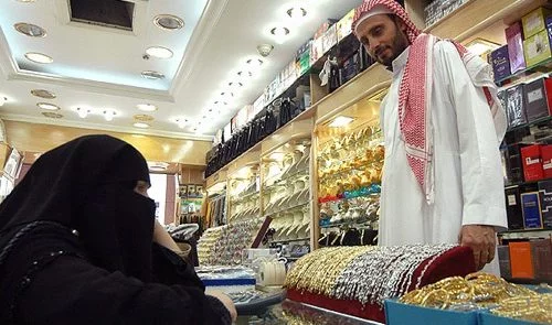 پلان جنجالی دولت سعودی برای باز ماندن مارکیت‌ها هنگام نماز