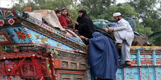 مهاجر - توزیع مواد غذایی میان مهاجران رد مرز شده از ایران و پاکستان