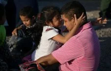 تصاویر/ صحنه هایی دردناک از وضعیت مهاجرین در سرحد امریکا