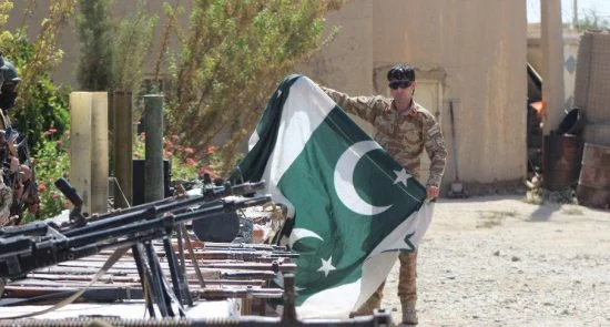ضبط اسلحه روسی و ایرانی و بیرق پاکستان از نزد طالبان در هلمند