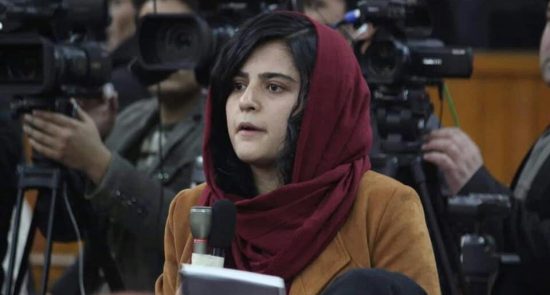 نجوا عالی 550x295 - کسب یک جایزه بین المللی توسط بانوی خبرنگار افغان