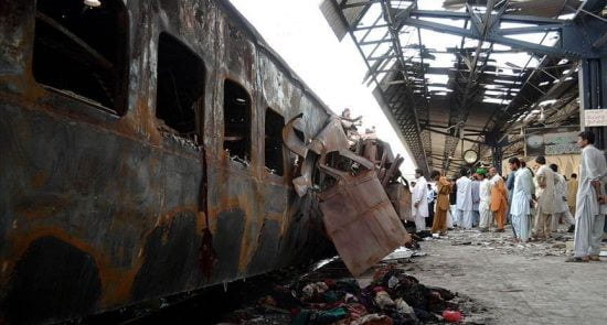 قطار پاکستان 550x295 - قطار مرگ در پاکستان جان دهها تن را گرفت