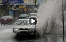 ویدیو/ مردم آزاری در زیر باران