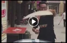 ویدیو/ حرکات نمایشی خارق العاده یک نانوا در چین