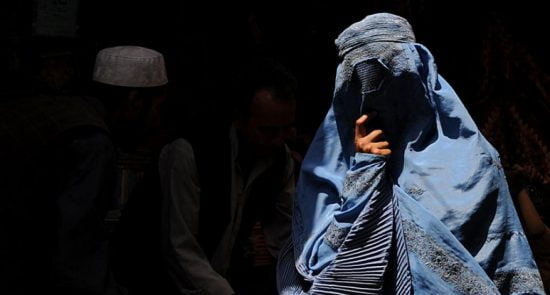 زن 1 550x295 - راه حل یوناما برای پایان دادن به خشونت و تجاوز جنسی در افغانستان