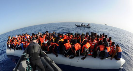 مهاجر 1 550x295 - نجات ۱۰۷ مهاجر غیرقانونی توسط قوای بحری لیبیا