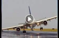 ویدیو/ حرکت خطرناک و باورنکردنی دو طیاره