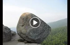 ویدیو/ لحظه وحشتناک ریزش کوه روی یک موتر