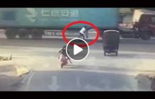 ویدیو نجات مرد تصادف لاری 226x145 - ویدیو/ نجات معجزه آسای مرد جوان پس از تصادف با لاری