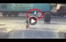 ویدیو/ نجات معجزه آسای مرد جوان پس از تصادف با لاری