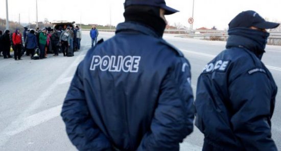 یونان پولیس 550x295 - تیراندازی پولیس سرحدی یونان به سوی پناهجویان افغان