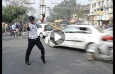 ویدیو/ تصادف بس با پولیس ترافیک هند