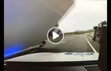 ویدیو/ لحظه سقوط یک لاری بالای موتر پولیس