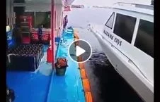 ویدیو/ نجات معجزه آسای یک مرد از برخورد مرگبار با کشتی