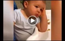 ویدیو/ واکنش خنده دار طفل خردسال