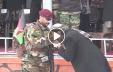 ویدیو/ لحظه بوسیدن دست یک عسکر اردوی ملی توسط نماینده ولسی جرگه