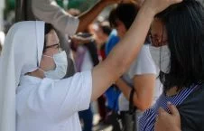 تصاویر/ مراسمی عجیب در فیلیپین علیه کرونا