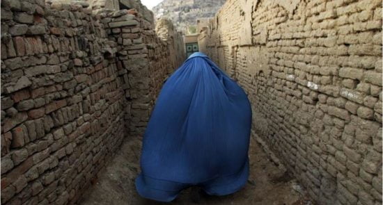 زن 550x295 - افزایش خشونت ها علیه زنان افغان طی سال روان