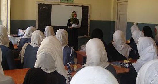 مکتب 550x292 - سخنگوی وزارت تحصیلات عالی طالبان: ممنوعیت تحصیل دختران موقتی است!