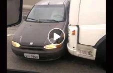 ویدیو/ اقدام عجیب دریور لاری پس از تصادف با یک موتر