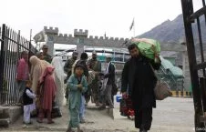 رایزنی کمیشنر طالبان در تورخم درباره بازگشت افغانهای گیر مانده در پاکستان