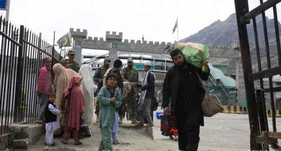 تورخم 550x295 - اعمال محدودیت برای ورود باشنده گان از پشاور به افغانستان