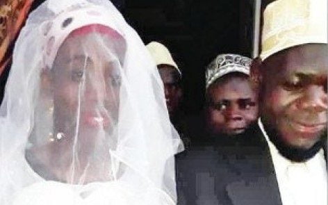 ریچارد توموشابی2 472x295 - ازدواج ملا امام اوگاندایی با یک مرد! + عکس