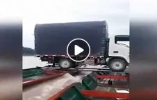 ویدیو/ حمل عجیب یک لاری توسط دو قایق