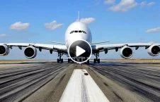 ویدیو/ هماهنگی عجیب بین دو طیاره در یک باند