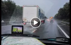 ویدیو/ عاقبت سبقت غیر مجاز لاری در هوای بارانی