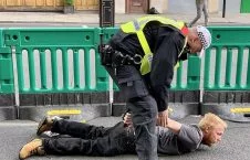 تصاویر/ تظاهرات ضد نژادپرستی در بریتانیا به خشونت کشیده شد