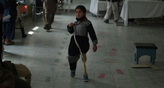 معلول 550x295 - چند فیصد مردم افغانستان دچار معلولیت می باشند؟